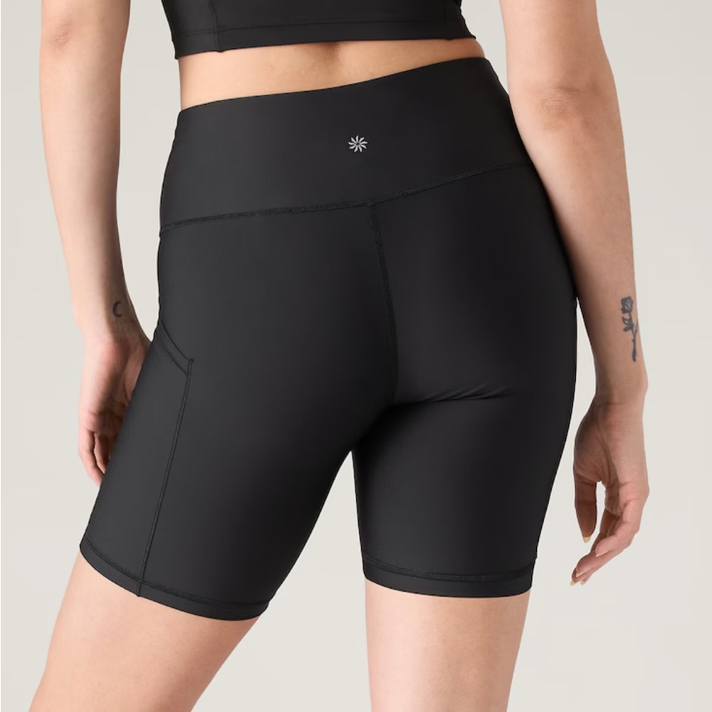 Athleta Black interval stash 7” shorts